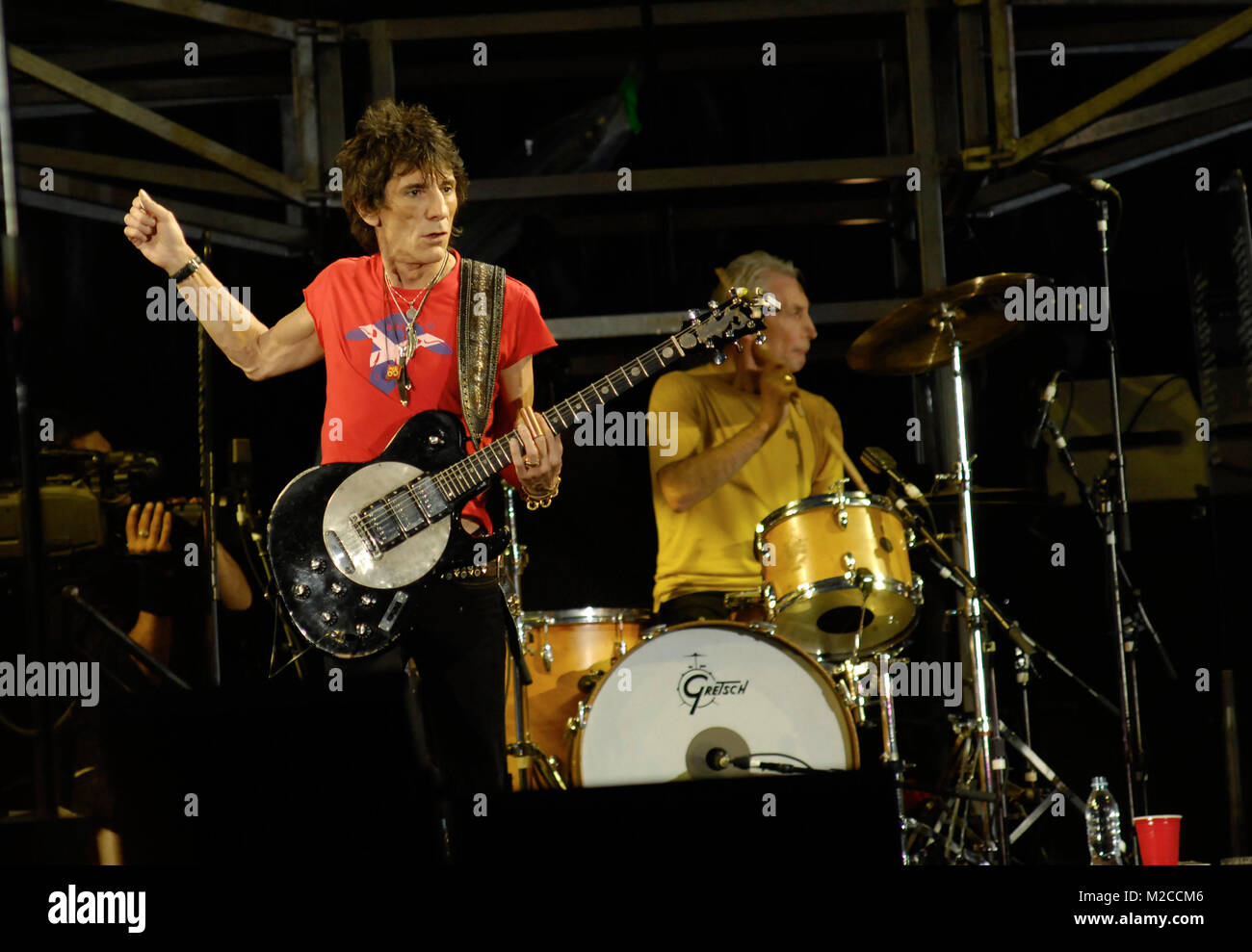 Die Rolling Stones (hier Gitarrist Ron Wood und Drummer Charlie Watts) spielen in Hamburg am 15.08.2007 / Foto: niehaus Stock Photo
