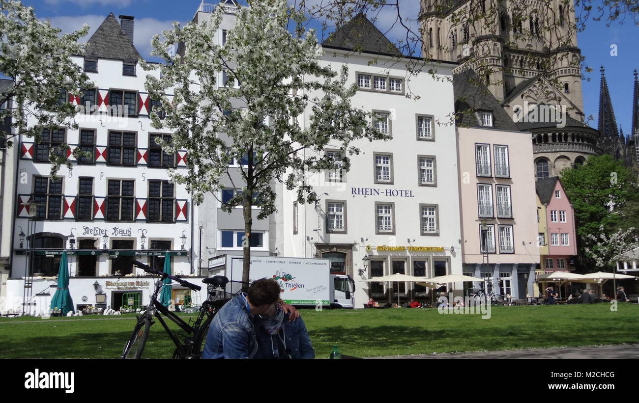 Frühlingsstimmung an der Promenade vor dem Rhein-Hotel von Köln am Rhein Stock Photo