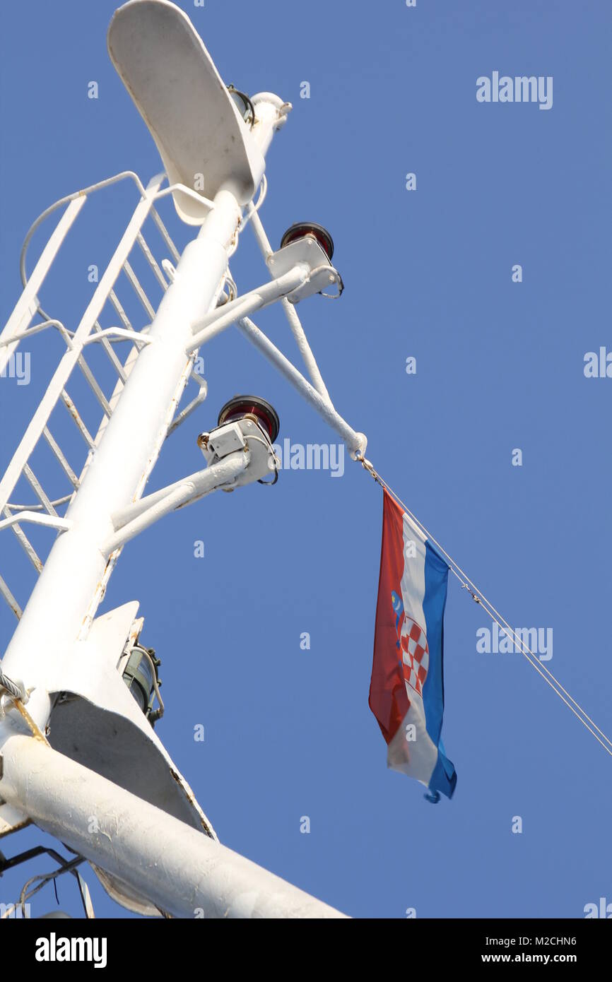 Schlapp hängt die Flagge von Kroatien / Croatia auf diesem Boot - nach dem EU-Beitritt hat das jüngste E-Mitglied große Aufgaben vor sich Stock Photo