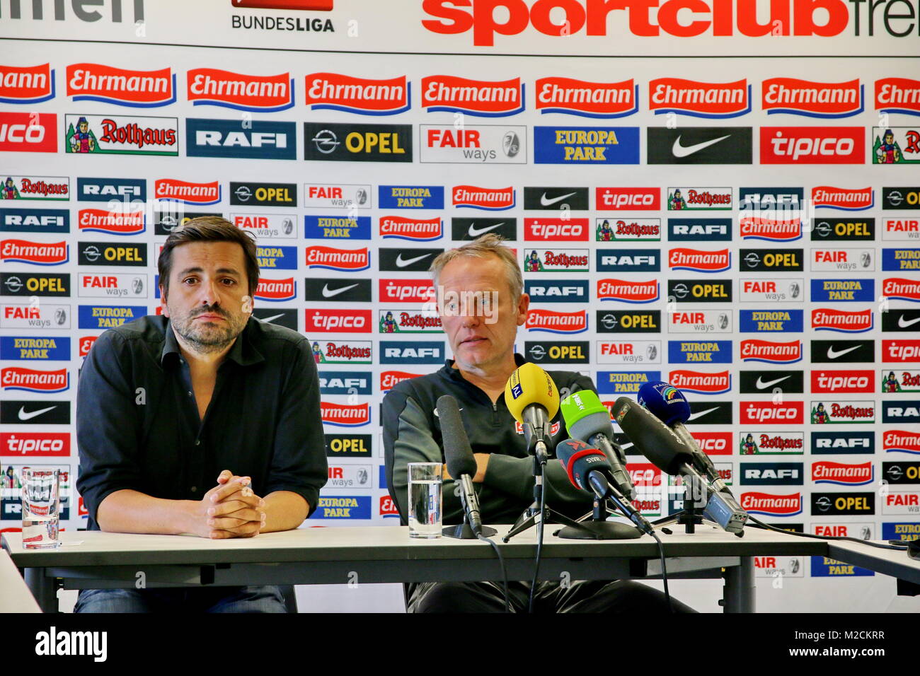 Pressesprecher Rudi RASCHKE (links) und Cheftrainer Christian STREICH bei der Pressekonferenz SCF vor Spiel vs. Hertha BSC Berlin Stock Photo