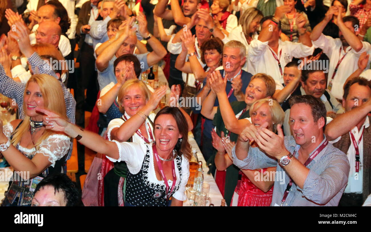 Jubel, Fans, Freude, Stimmung bei den Kastelruther Spatzen - 30 Jahre Spatzenfest in Kastelruth Stock Photo