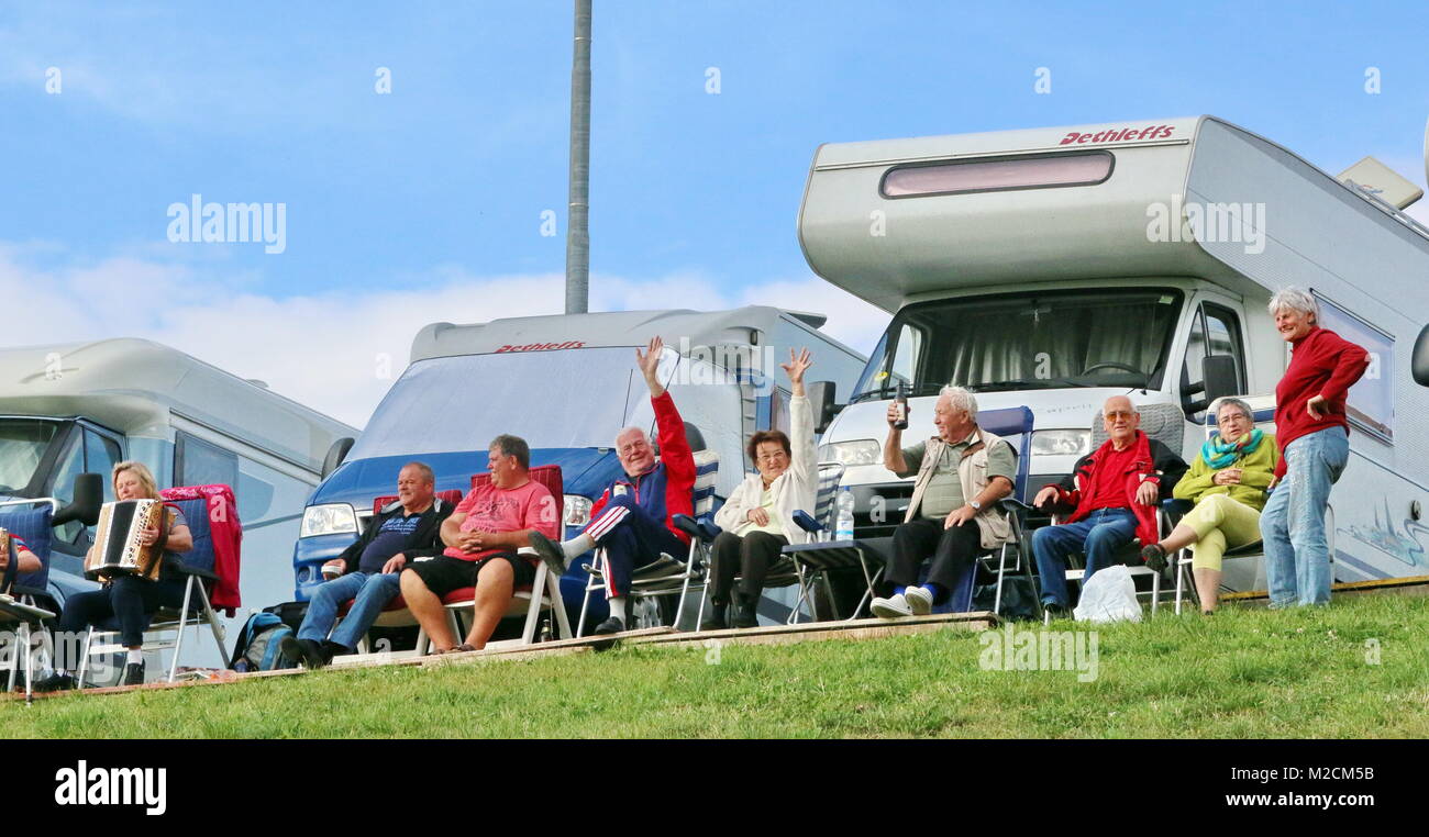 Feiern, Freude und Jubel bei den Fans der Kastelruther Spatzen - 30 Jahre Spatzenfest in Kastelruth Stock Photo