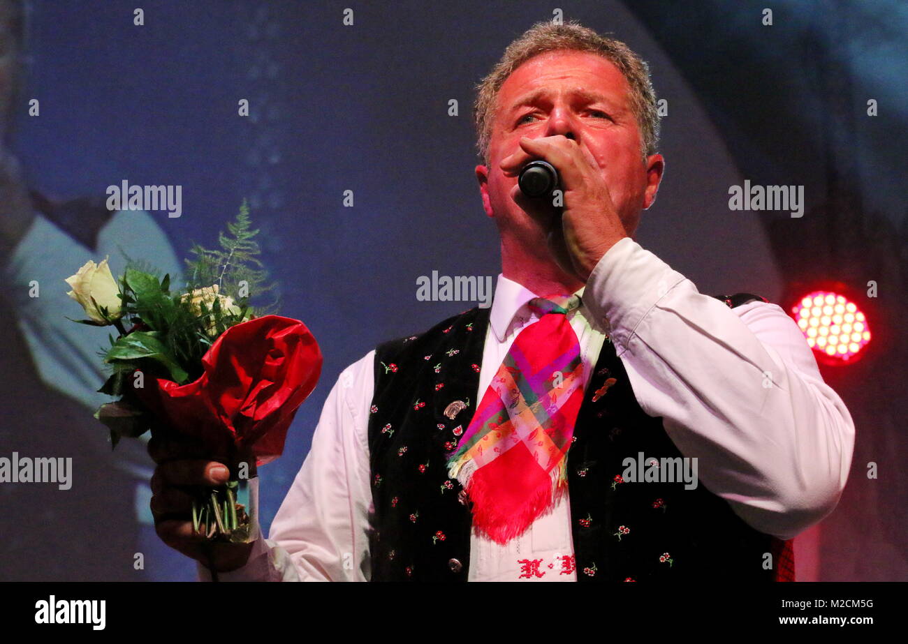 Eine weiße Rose für Frontmann Norbert RIER, Kastelruther Spatzen - 30 Jahre  Spatzenfest in Kastelruth Stock Photo - Alamy