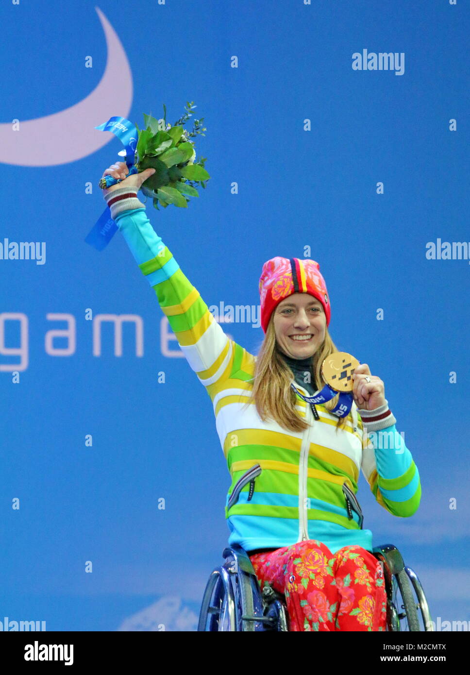 Strahlefrau: Anna Schaffelhuber, fünffache Goldmedaillengewinnerin bei den Paralympics bei der Siegerehrung in Rosa Khutor Ski Alpin 6. Tag Paralympics Sotschi Stock Photo