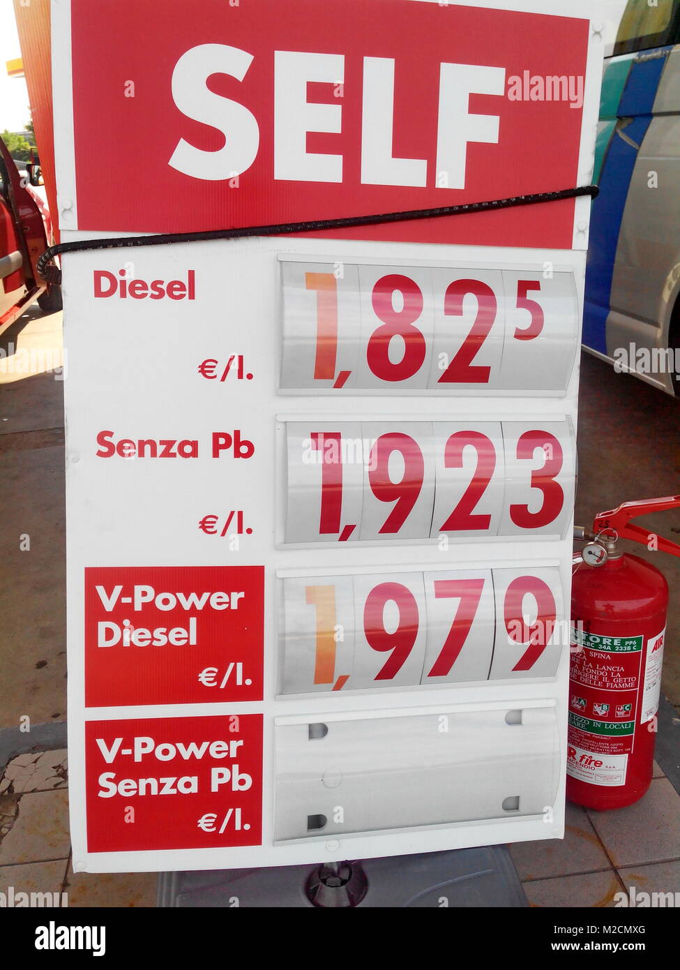 Tankstelle mit Preistafel Stock Photo
