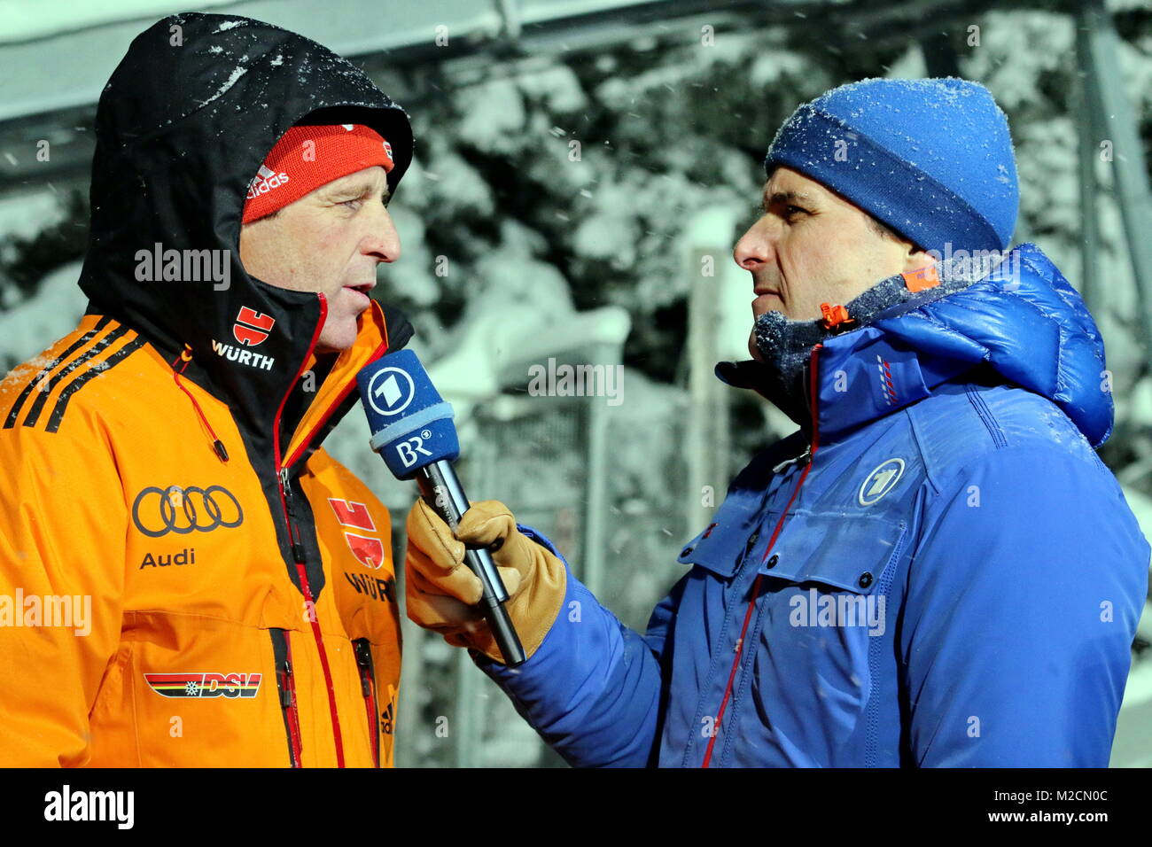 Bundestrainer Werner Schuster (links) im Interview mit ARD-Reporter Philipp Sohmer - 1. Wettkampf der  63. Vierschanzentournee Auftaktspringen Oberstdorf Stock Photo