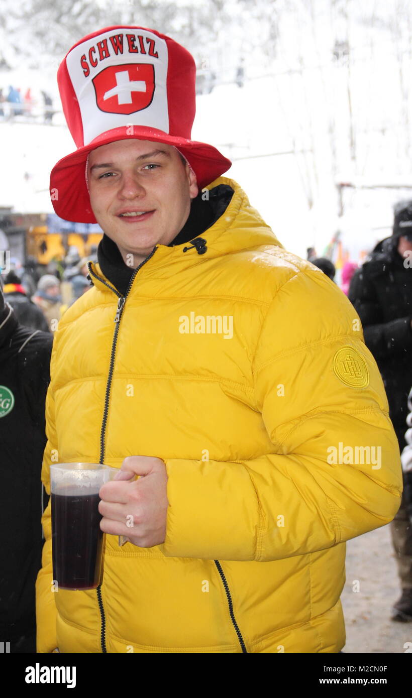 Schweizer Fan mit Glühwein an der Schanze - 1. Wettkampf der  63. Vierschanzentournee Auftaktspringen Oberstdorf Stock Photo