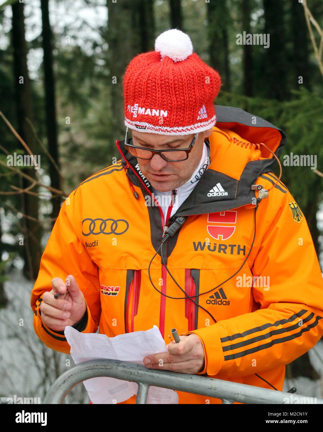 Bundestrainer Hermann Weinbuch studiert die Startliste beim Schwarzwaldpokal Schonach Teamwettkampf Stock Photo