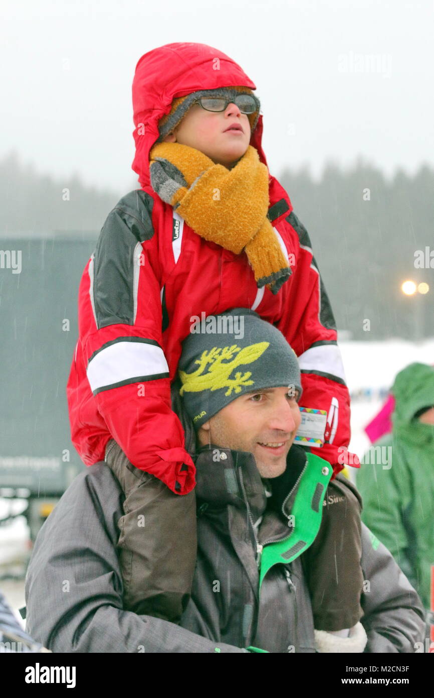 Mann und Kind trotzen dem Regen beim Schwarzwaldpokal Schonach Teamwettkampf Stock Photo