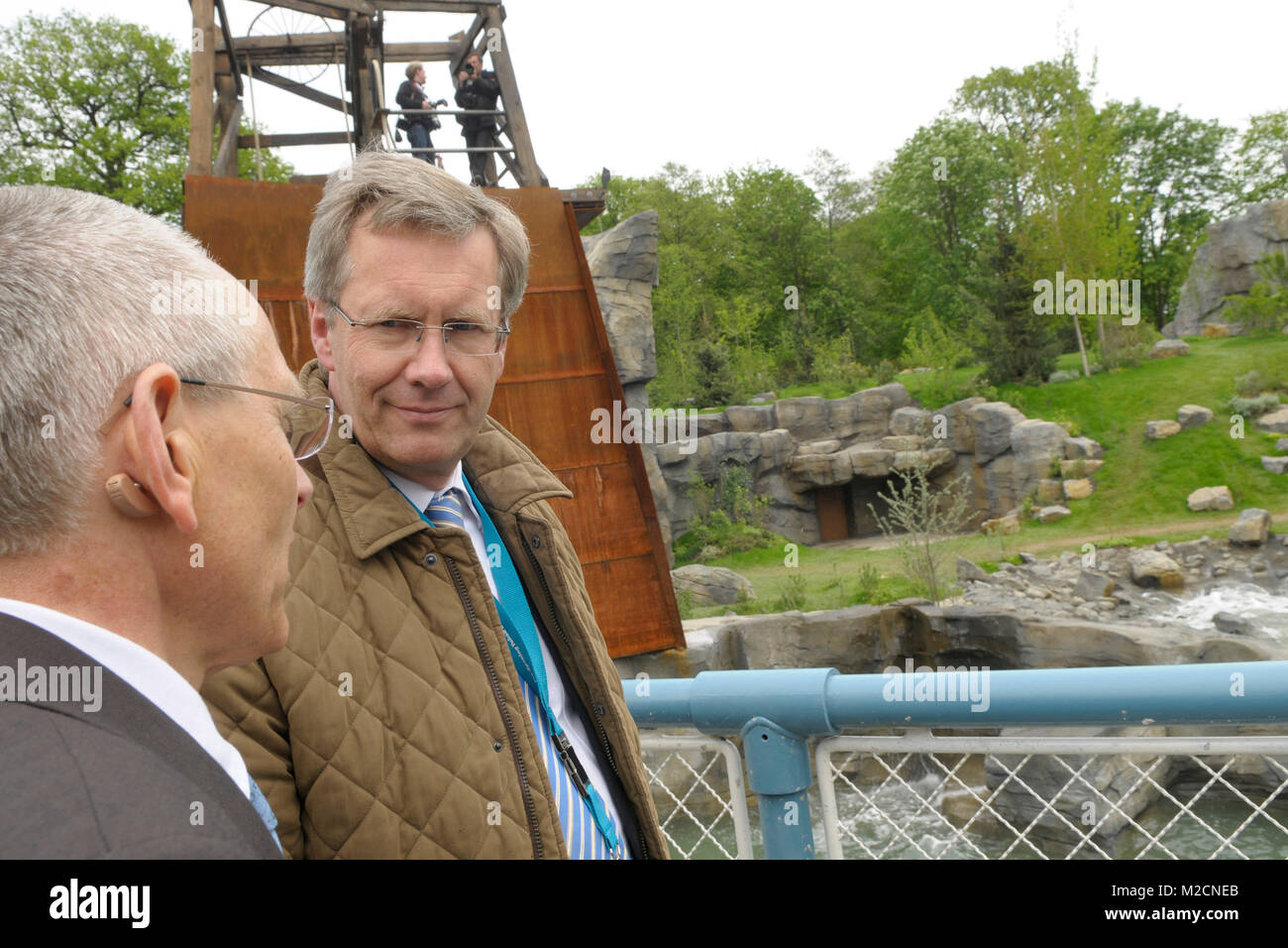 Zoo-Direktor und Geschaeftsfuehrer Klaus-Michael Machens (li.) und der niedersaechsische Ministerpraesident Christian Wulff beim Pre-Opening der Yukon Bay im Erlebniszoo in Hannover am 19.05.2010 Stock Photo