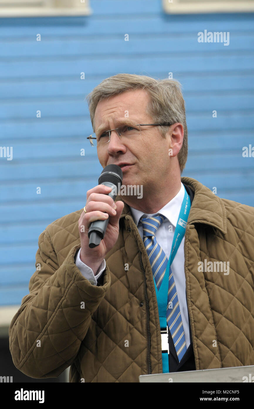 Der niedersaechsische Ministerpraesident Christian Wulff beim Pre-Opening der Yukon Bay im Erlebniszoo in Hannover am 19.05.2010 Stock Photo