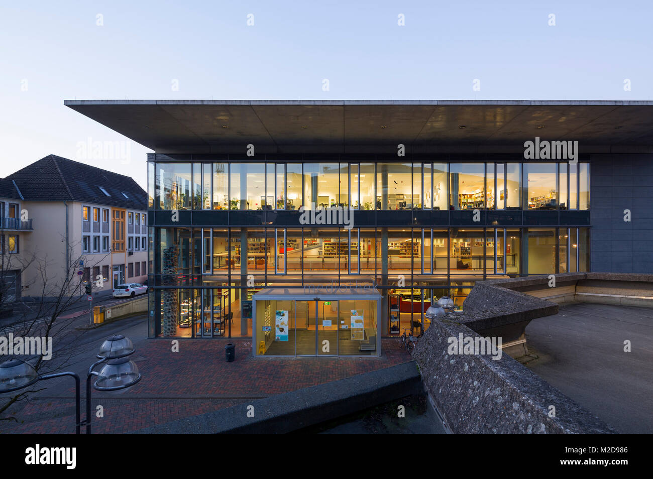 Krefeld, Mediothek, Bücherei, 2008 vom Architekturbüro HPP erbaut, Innenarchitektur von UKW, Jochen Usinger und Martin Klein-Wiehle Stock Photo