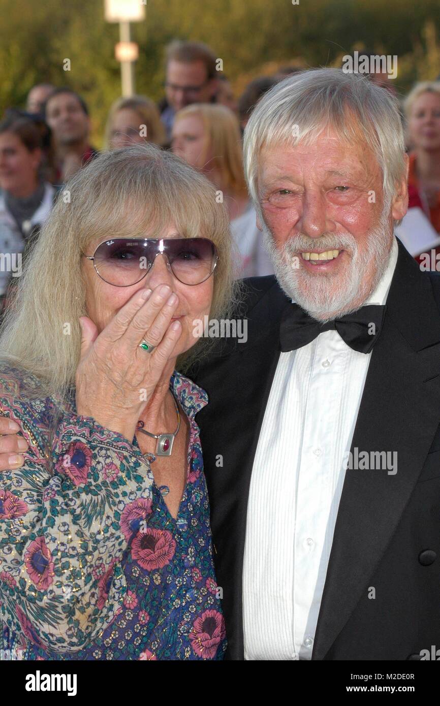 Dietmar Schoenherr und Vivi Bach bei der Verleihung des deutschen Fernsehpreises in Koeln am 15.10.2005 / Foto: niehaus Stock Photo