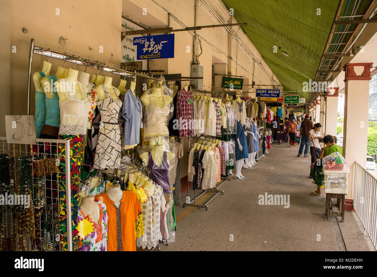 Asian women clothes shop hi res stock photography and images Alamy