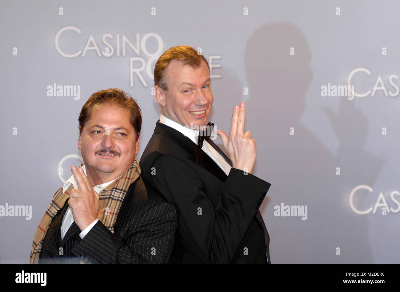 Die Schauspieler Juergen Tarrach und Ludger Pistor  (v.li.) bei der Premiere des James Bond Filmes 'Casino Royale' am 21.11.2006 / Foto: niehaus Stock Photo