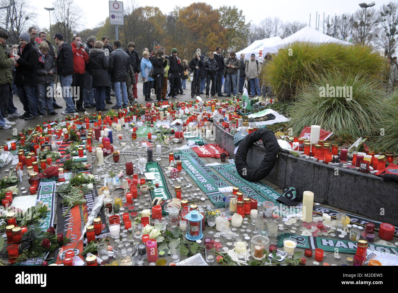 Ein Blumenmeer zum Tod Robert Enkes an der  AWD Arena in Hannover am 11.11.2009 / Foto: niehaus Stock Photo