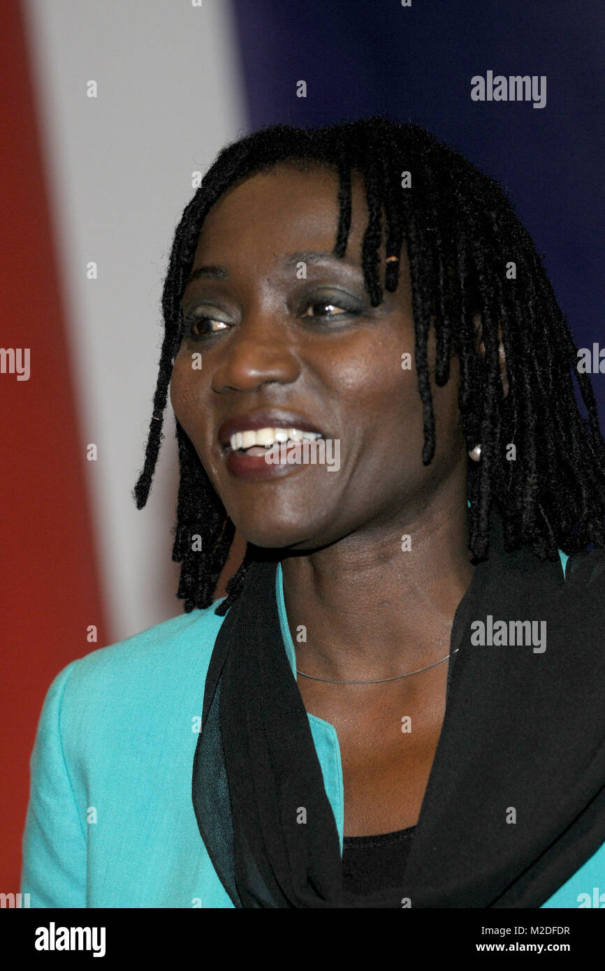 Auma Obama Schwester Von Us Praesident Barack Obama Stellt Im Berliner Kulturkaufhaus Dussmann Ihre Buch Das Leben Kommt Immer Dazwischen Vor In Berlin Am 05 10 2010 Stock Photo Alamy