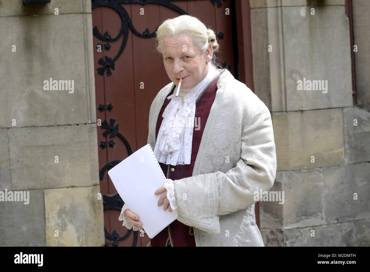 Drehpause: Ben BECKER bei den Dreharbeiten zum NDR/ARTE-Doku-Drama "Münchhausen - die Geschichte einer Lüge" auf Schloss Marienburg  in Pattensen bei Hannover am 12.05.2012 Stock Photo