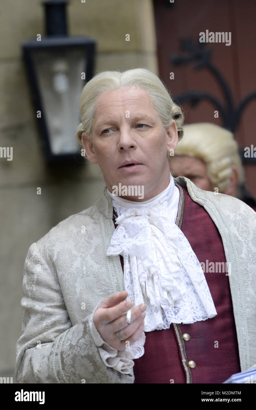 Drehpause: Ben BECKER bei den Dreharbeiten zum NDR/ARTE-Doku-Drama "Münchhausen - die Geschichte einer Lüge" auf Schloss Marienburg  in Pattensen bei Hannover am 12.05.2012 Stock Photo