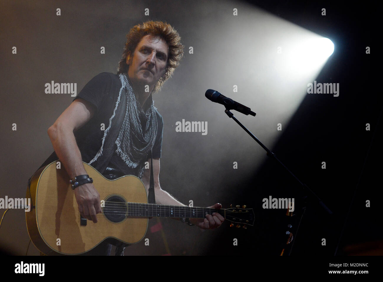 Peter Maffay mit Gitarrist Carl Carlton spielt im Sportpark in Hannover ...