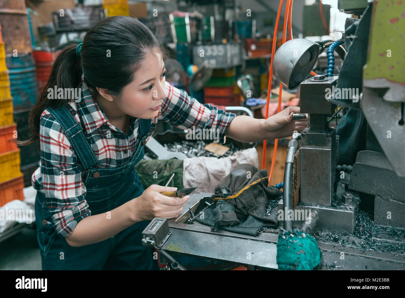 работницы фабрики. работа женщинам заводы фабрики. работа женщинам заводы фабрики. текстильное производство. фасовщик кондитерских изделий.