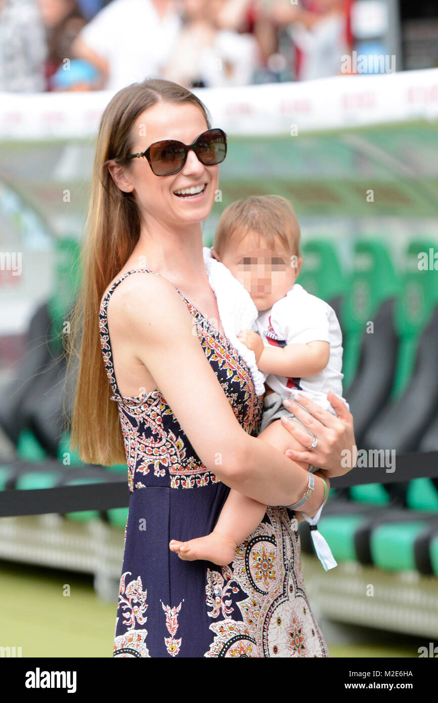 Mandy Cherundolo mit Tochter Liv beim Abschiedsspiel von Steven Cherundolo in der HDI Arena in Hannover am 10.08.2014 Stock Photo