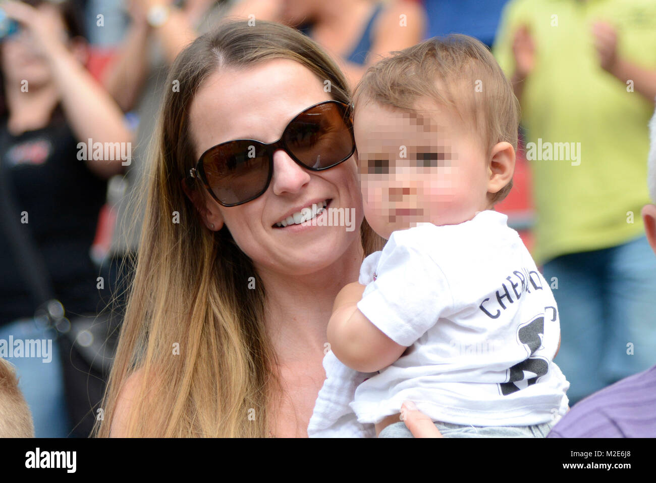 Mandy Cherundolo mit Tochter Liv beim Abschiedsspiel von Steven Cherundolo in der HDI Arena in Hannover am 10.08.2014 Stock Photo