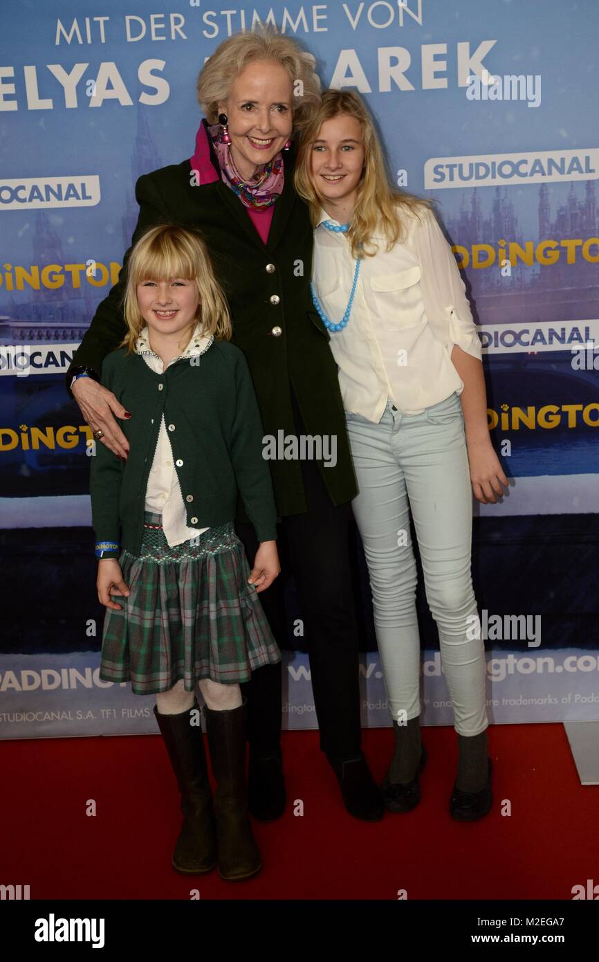 Isa GrÃ¤fin von Hardenberg mit ihren Enkelinnen Lara (li.) und Pauline (re.) bei der Deutschlandpremiere von Paddington im Zoo Palast in Berliin am 30.11.2014 Stock Photo