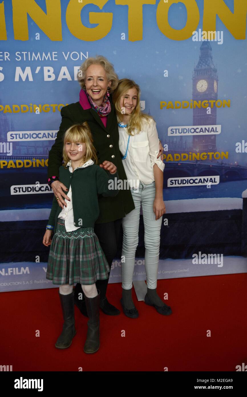 Isa GrÃ¤fin von Hardenberg mit ihren Enkelinnen Lara (li.) und Pauline (re.) bei der Deutschlandpremiere von Paddington im Zoo Palast in Berliin am 30.11.2014 Stock Photo