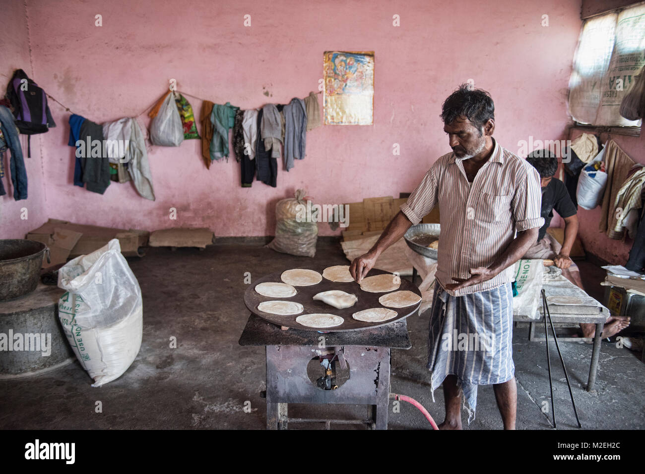 Chapati maker in the wholesale market at the Khari Baoli Spice Market, Old Delhi, India Stock Photo