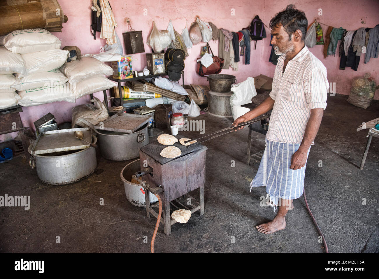 Chapati maker in the wholesale market at the Khari Baoli Spice Market, Old Delhi, India Stock Photo