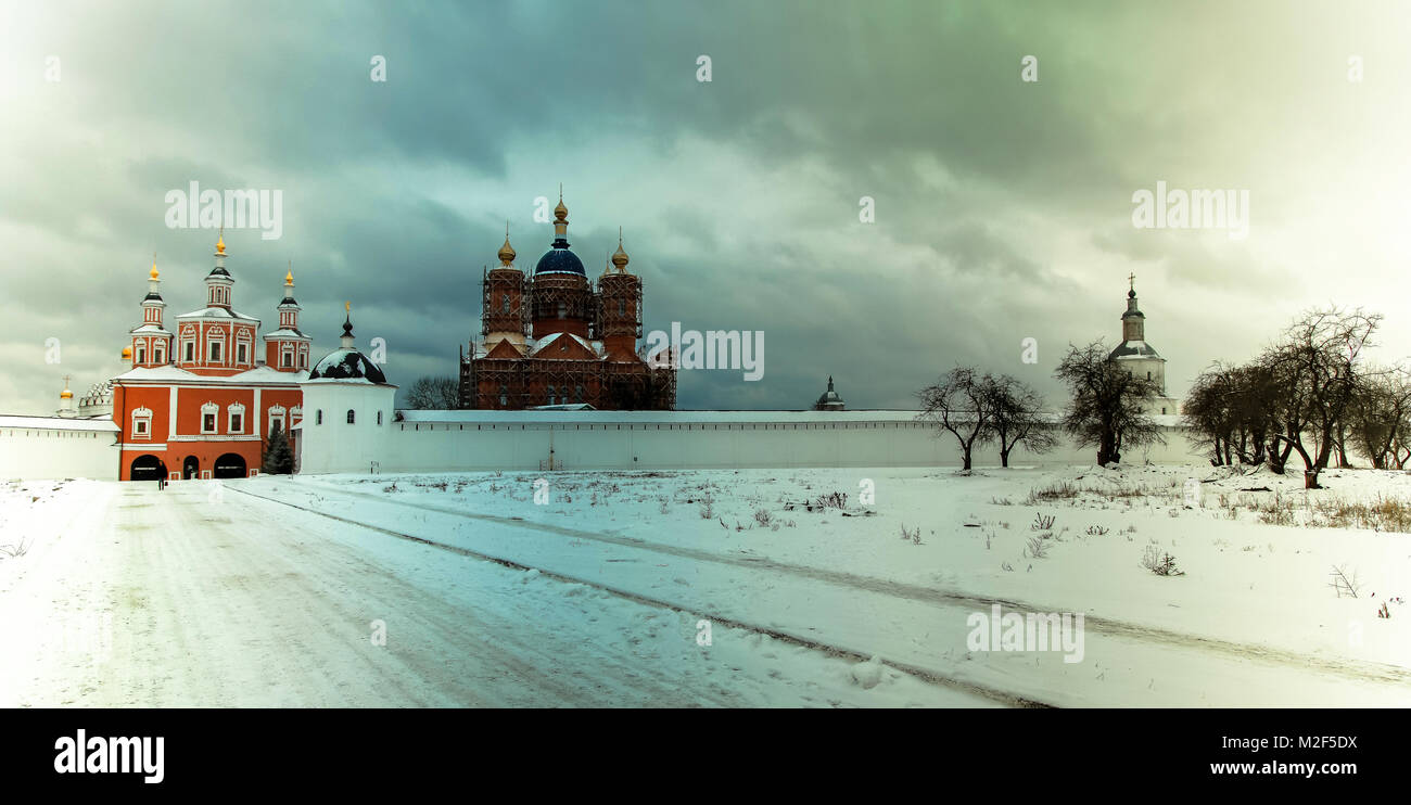 Against the backdrop of a snowy winter, the road leads to the historic building - The Sven monastery. Russia, Bryansk. Stock Photo