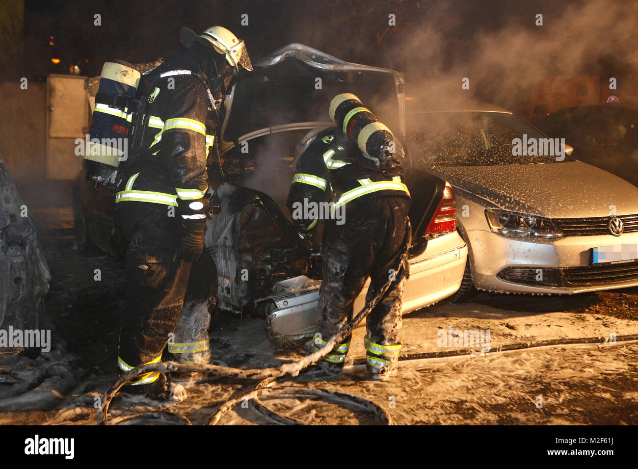 Drei PKWs brennen in der Nacht zum Freitag (05.04.2013) in der Bad Homburger Gartenfeldstraße. Aus bislang ungeklärter Ursache war das Feuer an einem der Fahrzeuge ausgebrochen und hatte sich in kürzester auf zwei benachbarte Vehikel ausgebreitet. Der Sachschaden beträgt etwa 50 000 Euro. +++ 3S PHOTO / Foto: Sven-Sebastian Sajak Stock Photo