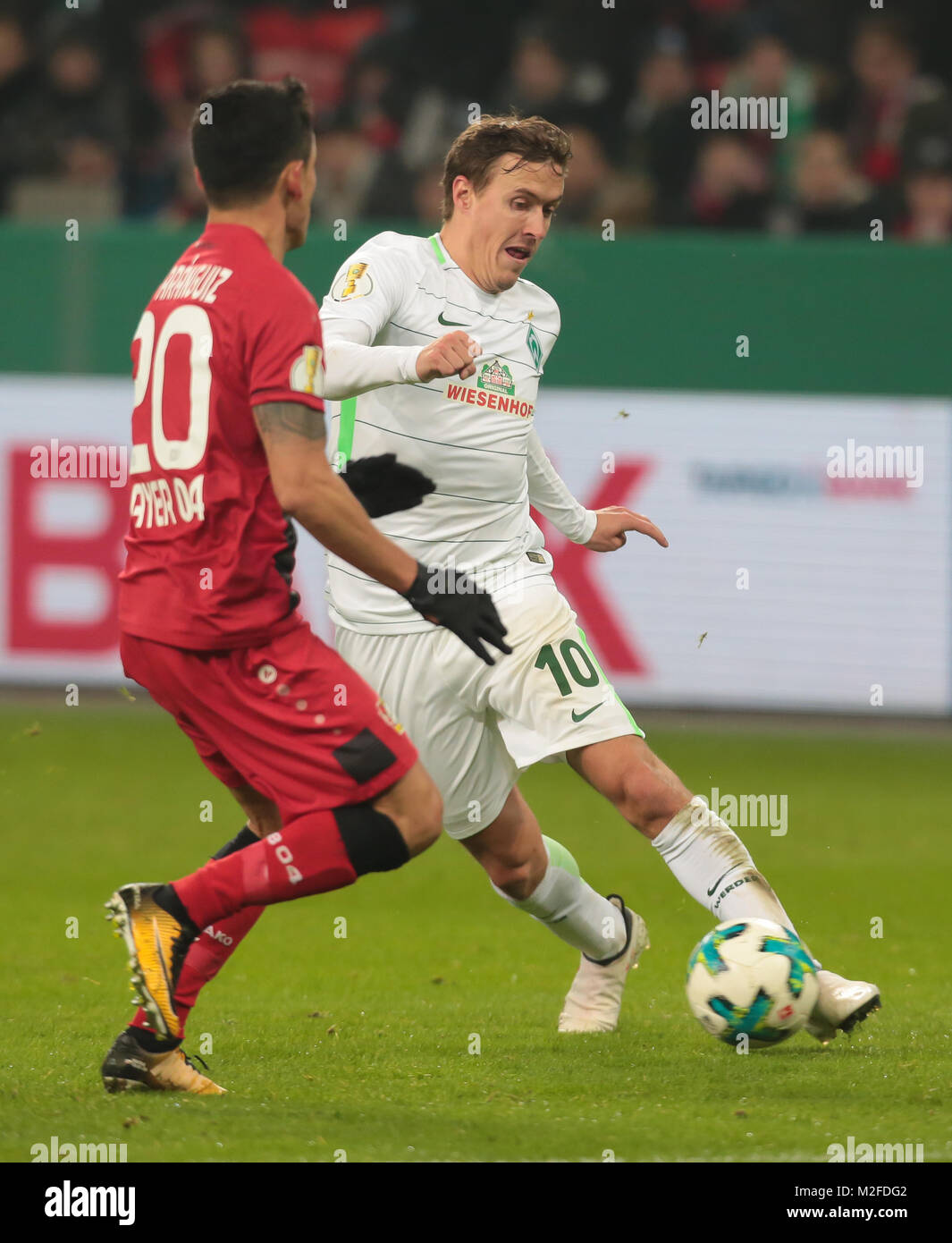 Leverkusen, Germany. 6th Feb, 2018. Football cup quarterfinals, Bayer 04 Leverkusen vs SV Werder Bremen: Tackling Max Kruse (Bremen, R) vs Charles Aranguiz (B04). Credit: Juergen Schwarz/Alamy Live News Stock Photo