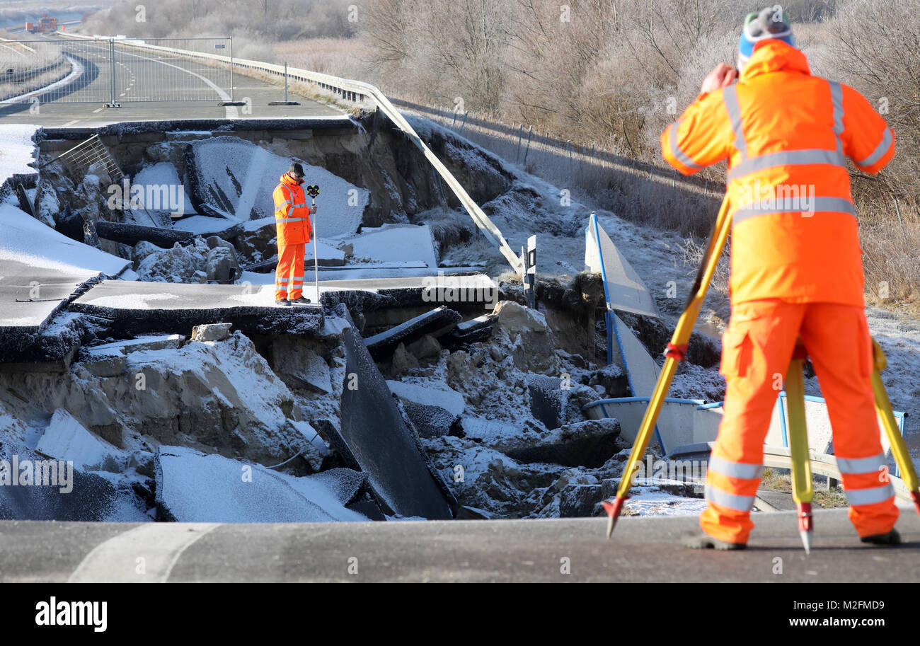 Tribsees, Germany. 07th Feb, 2018. Surveyors of the State Office for Traffic and Transport scan the sagged Baltic Sea freeway near Tribsees, Germany, 07 February 2018. The sag is getting bigger and bigger. The originally 40-metre-big hole now is 95-metre big, according to the Ministry of Transport upon request. Credit: Bernd Wüstneck/dpa/Alamy Live News Stock Photo