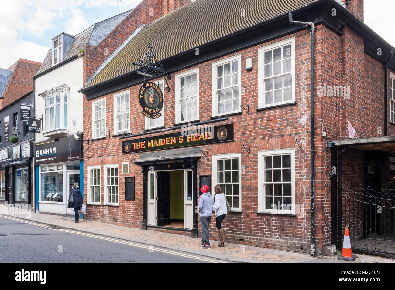Couple walk past the The Maiden's Head pub, Maidenhead, Berkshire, England, GB, UK Stock Photo