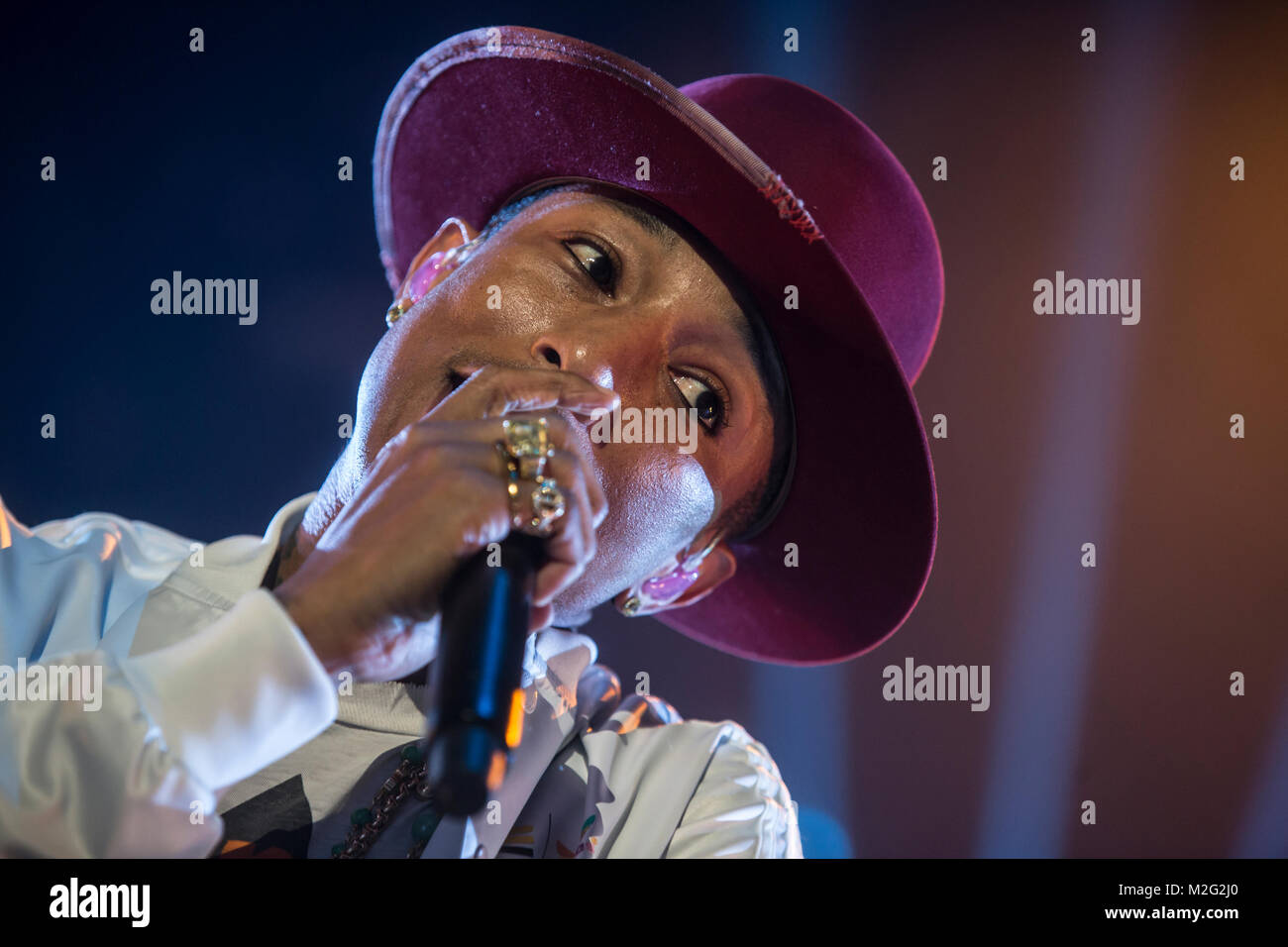 Der amerikanische Musikproduzent und Sänger Pharrell Williams spielt am Freitag (26.09.2014) ein Konzert in der Festhalle Frankfurt. Auf seiner 'Dear Girl'-Tour macht der 41-jährige noch Halt in Düsseldorf und Stuttgart. +++ 3S PHOTO / Foto: Sven-Sebastian Sajak Stock Photo
