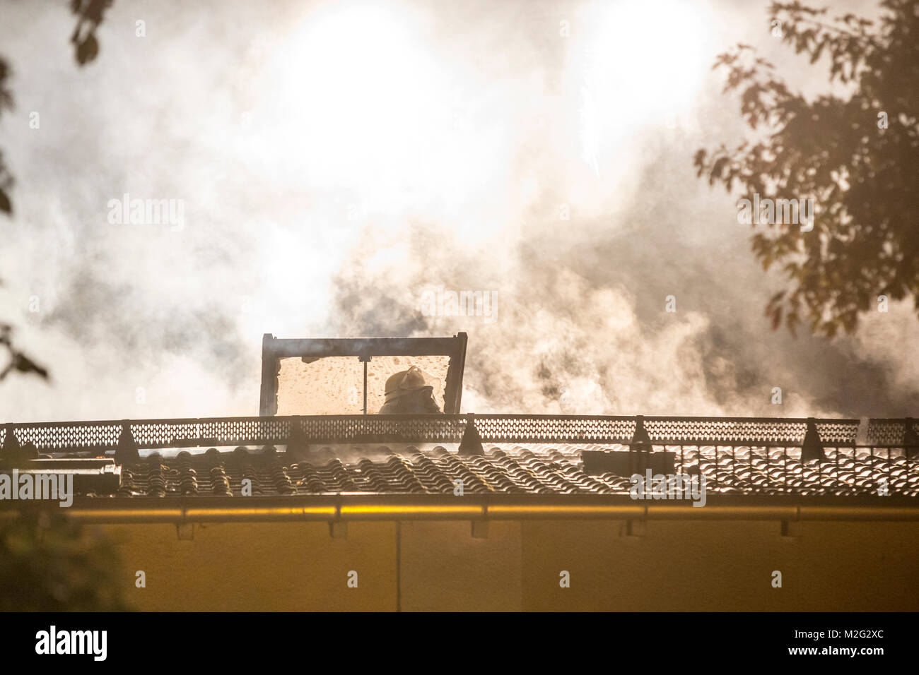 Der Dachstuhl eines Mehrfamilienhauses steht in der Nacht zum Mittwoch (01. Oktober 2014) in Frankfurt-Zeilsheim in Flammen. Zwei Bewohner des Hauses mussten mit einer Rauchgasvergiftung ins Krankenhaus gebracht werden. Ein Großaufgebot der Feuerwehr bekämpfte den Brand mehrere Stunden lang. +++ 3S PHOTO / Foto: Sven-Sebastian Sajak Stock Photo