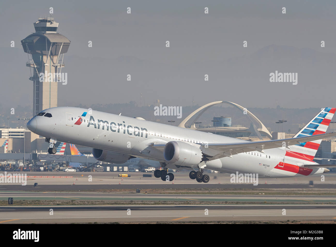 Boeing 787 taking off hi-res stock photography and images - Alamy