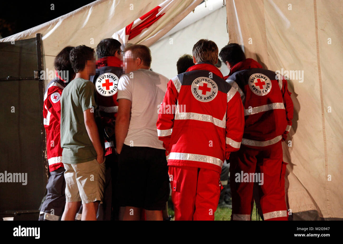 Nach dem Einsatz von CS-Gas im Festzelt der Laurentiuskerb wurden 27 Personen verletzt. 100 Einsatzkräfte waren vor Ort und kümmerten sich um die Betroffenen. Stock Photo