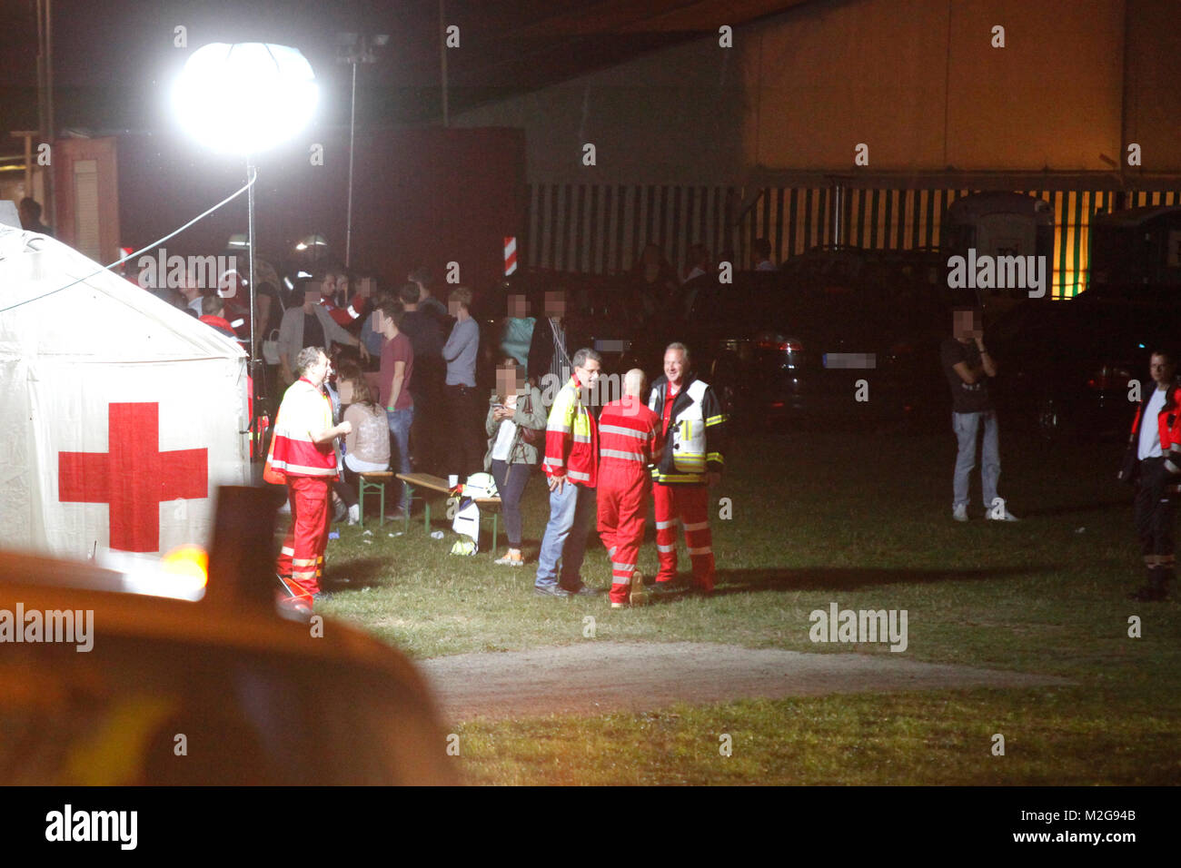Nach dem Einsatz von CS-Gas im Festzelt der Laurentiuskerb warten Betroffene vor dem Behandlungsplatz. 27 Personen waren verletzt worden. Stock Photo