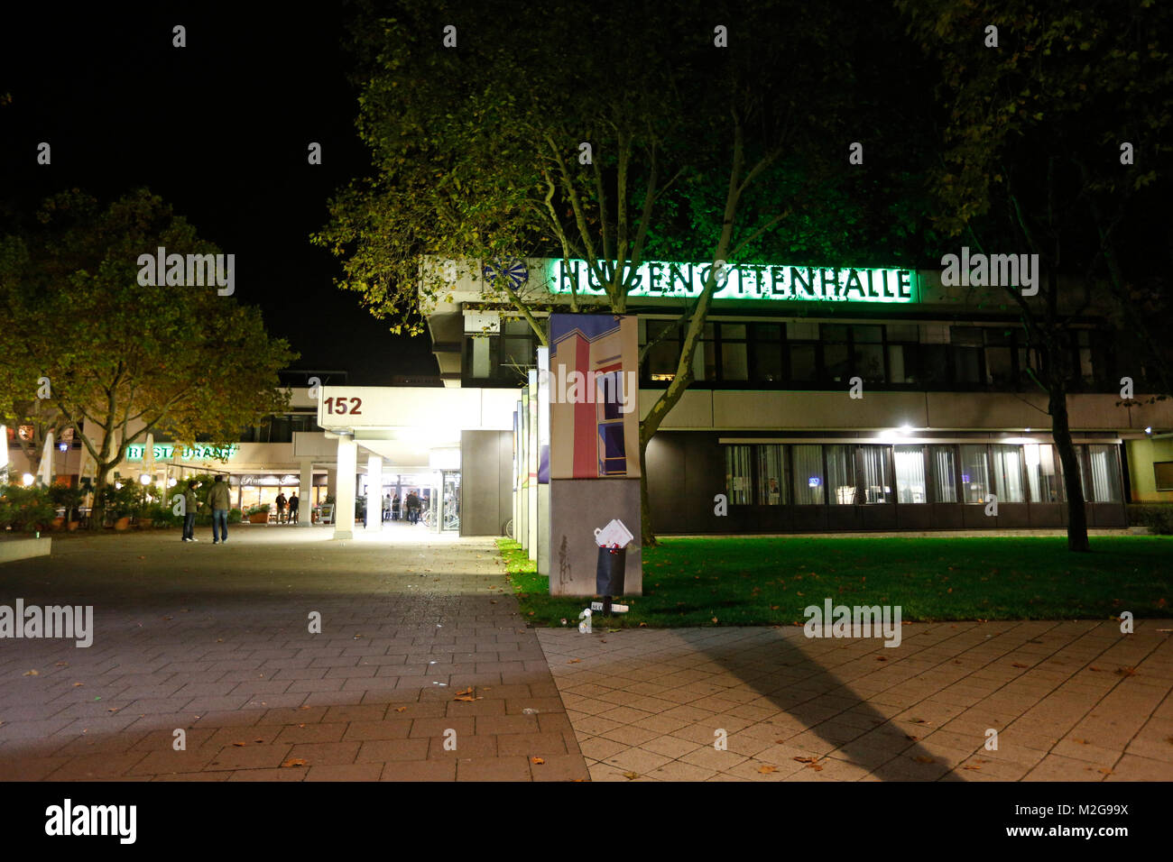 Beleuchtet wird die Hugenottenhalle in Neu-Isenburg am Sonntag Abend (06.10.2013). Über das Bushido-Konzert berichtende Journalisten wurden ohne Nennung von Gründen ('die Presse ist unerwünscht') vor die Tür gesetzt. +++ 3S PHOTO / Foto: Sven-Sebastian Sajak Stock Photo