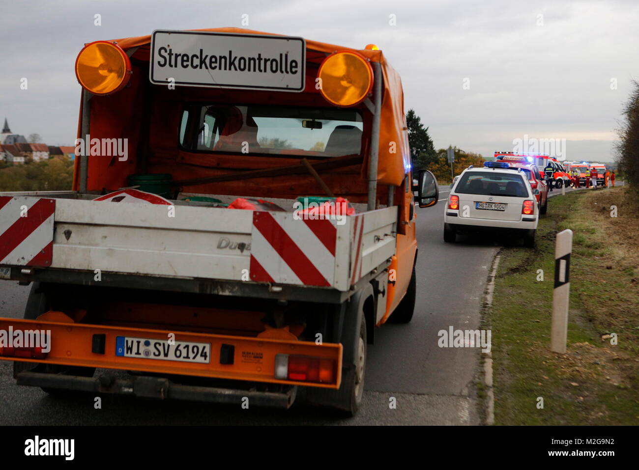 Bei einem Verkehrsunfall zwischen einem Bus und einem PKW sind am Freitag Nachmittag 18 Personen verletzt worden. Der Schulbus mit Schülerinnen der Maria-Ward-Schule Bad Homburg kam von einem Klassenausflug. +++ 3S PHOTO / Foto: Sven-Sebastian Sajak Stock Photo