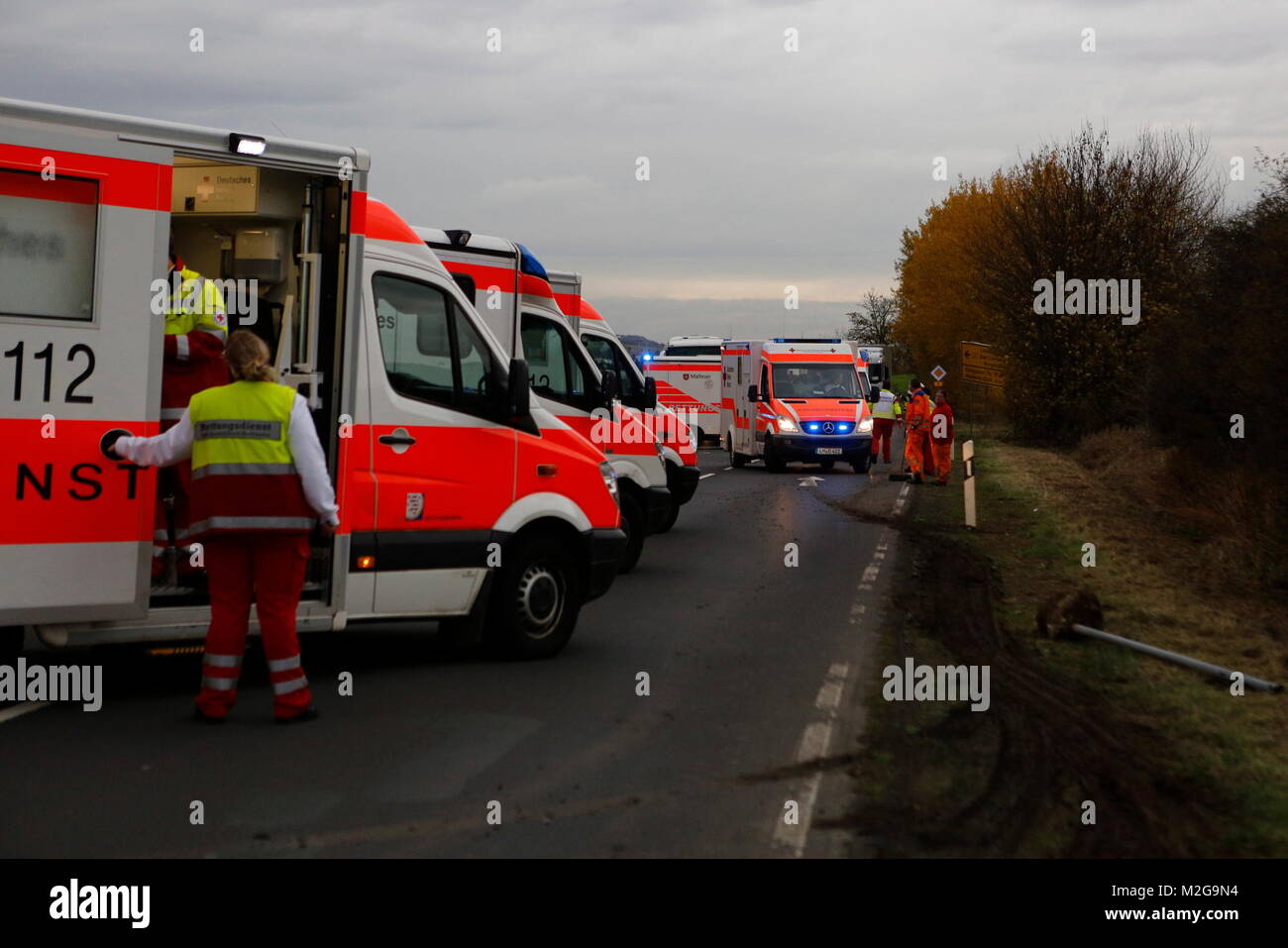 Bei einem Verkehrsunfall zwischen einem Bus und einem PKW sind am Freitag Nachmittag 18 Personen verletzt worden. Der Schulbus mit Schülerinnen der Maria-Ward-Schule Bad Homburg kam von einem Klassenausflug. +++ 3S PHOTO / Foto: Sven-Sebastian Sajak Stock Photo