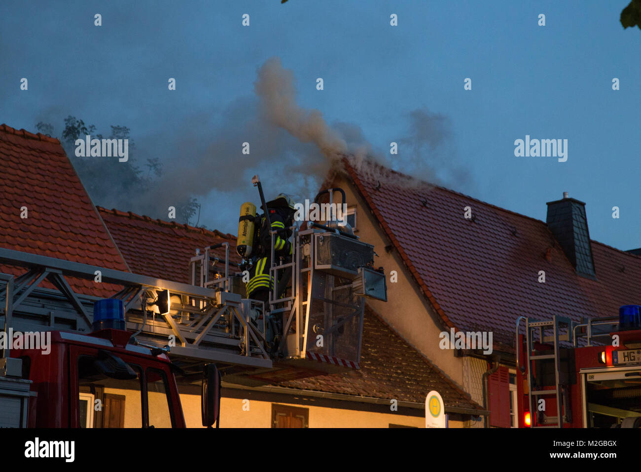 Beim Brand eines Dachstuhls ist am Sonntag Abend im hessischen Steinbach/Taunus hoher Sachschaden entstanden. Das Feuer war im Bereich eines angrenzenden Carports ausgebrochen und hatte sich über einen Baum bis ans Gebäude gefressen. +++ 3S PHOTO / Foto: Sven-Sebastian Sajak Stock Photo