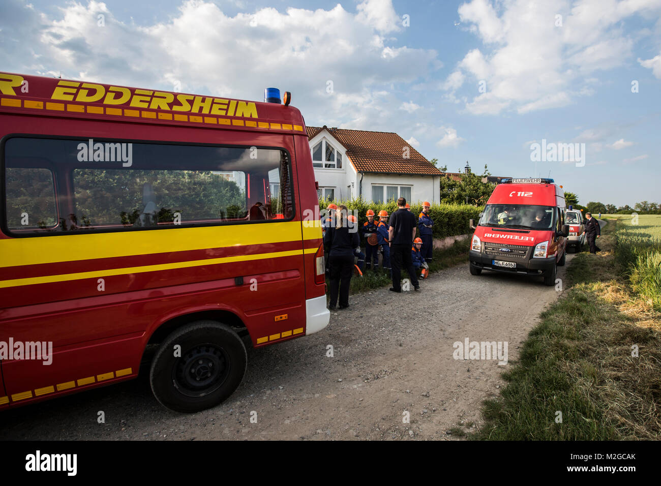 57 Jugendfeuerwehrleute aus dem Hochtaunus- und Main-Taunus-Kreis, sowie der Stadt Frankfurt, führten im Steinbacher Feld ihre Aktion 'Laufen statt Saufen kennt keine Grenzen' durch. +++ 3S PHOTO / Foto: Sven-Sebastian Sajak Stock Photo