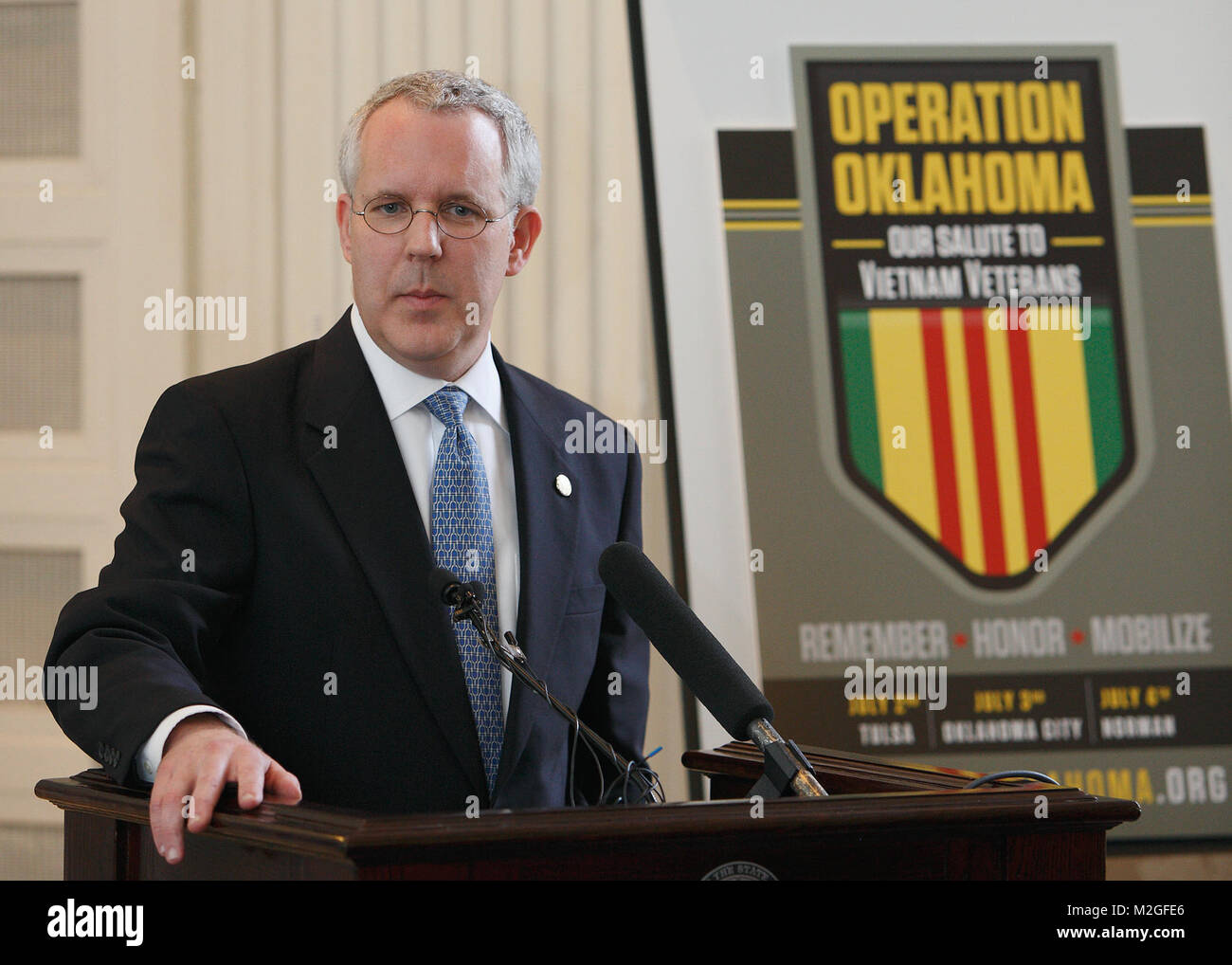 Oklahoma Governor Brad Henry delivers his comments on Operation Oklahoma;  the salute to Vietnam Veterans. Operation Oklahoma Press Conference 03 by  Oklahoma National Guard Stock Photo - Alamy