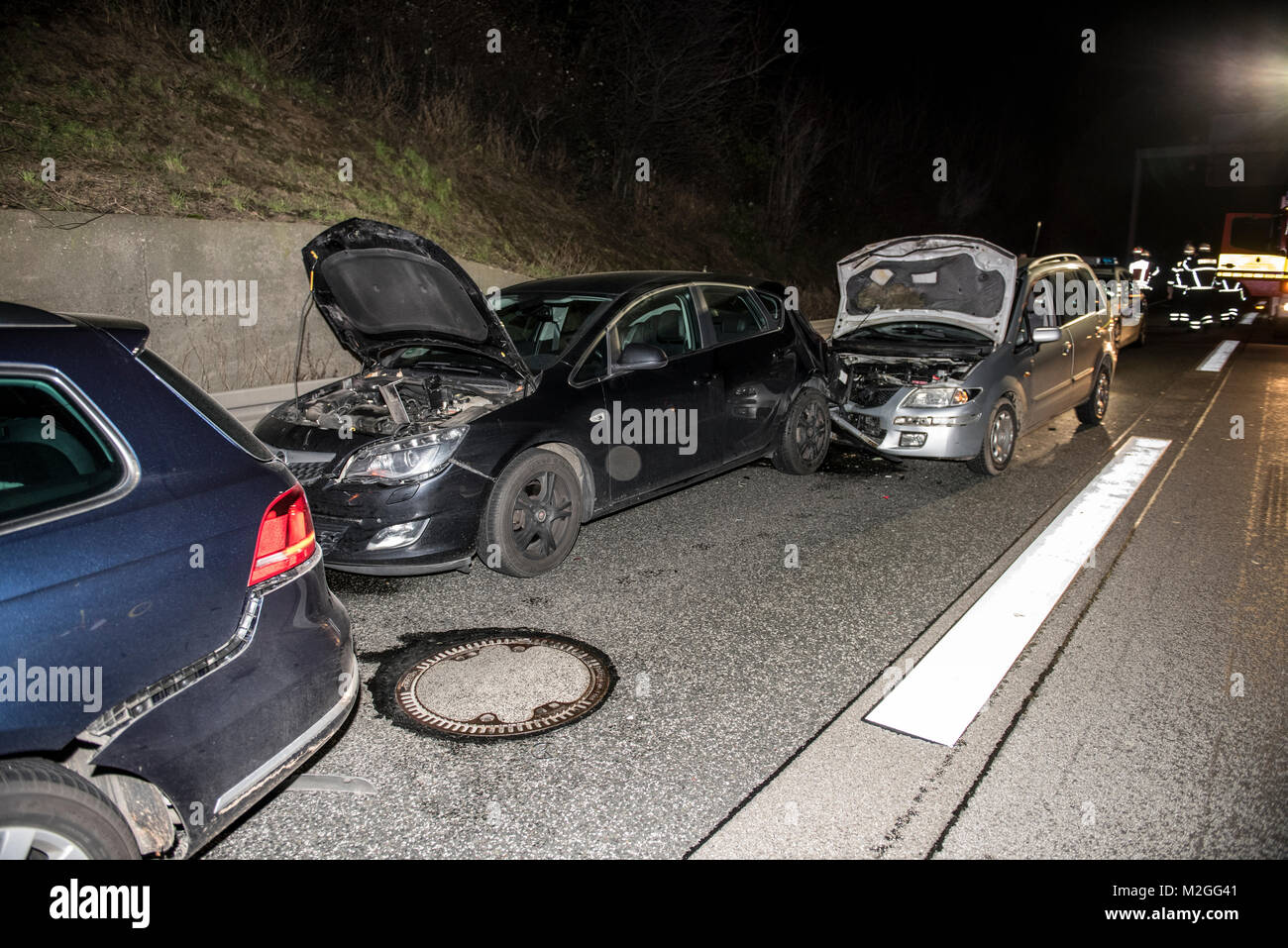Vier beschädigte Fahrzeuge stehen am Montagabend (22.12.2014) auf der Abbiegespur von der Autobahn A5 auf die A66, nachdem sie ineinander geprallt sind. Sechs Autofahrer sind dabei, teils mittelschwer, verletzt worden. +++ 3S PHOTO / Foto: Sven-Sebastian Sajak Stock Photo