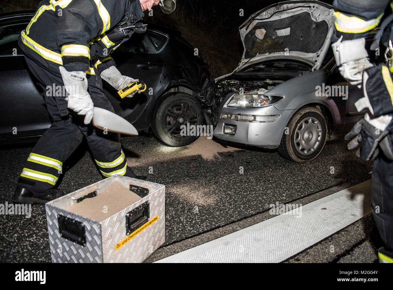 Vier beschädigte Fahrzeuge stehen am Montagabend (22.12.2014) auf der Abbiegespur von der Autobahn A5 auf die A66, nachdem sie ineinander geprallt sind. Sechs Autofahrer sind dabei, teils mittelschwer, verletzt worden. +++ 3S PHOTO / Foto: Sven-Sebastian Sajak Stock Photo