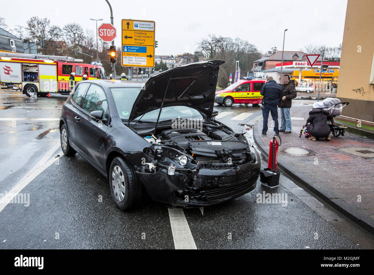 Beim Unfall eines Feuerwehrfahrzeugs mit einem PKW und einer Fahrradfahrerin sind am Nachmittag des zweiten Weihnachtsfeiertags in Bad Homburg drei Personen verletzt worden. Der Einsatzleitwagen war auf Alarmfahrt zu einem Verkehrsunfall auf der Autobahn A661. +++ 3S PHOTO / Foto: Sven-Sebastian Sajak Stock Photo